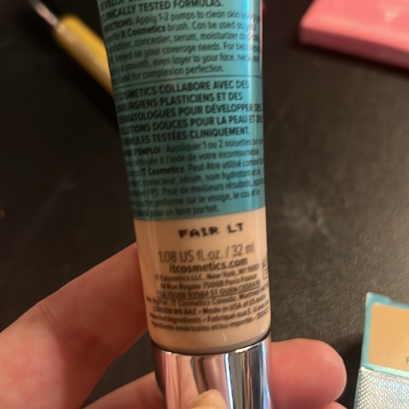 IT Cosmetics Cream Foundation with SPF 40 in Fair/Light - Picture 5 of 15